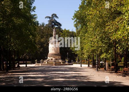 Vista della statua dedicata al tenore Julian Gayarre a Pamplona, Spagna Foto Stock