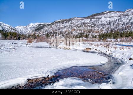 Neve invernale lungo il fiume Big Thompson nel Moraine Park nel Rocky Mountain National Park, Colorado Foto Stock