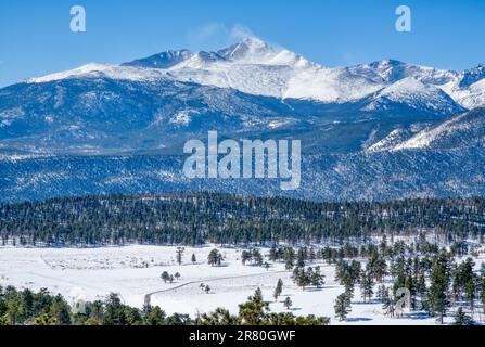 Neve invernale sul Long's Peak nel Rock Mountain National Park di Estes Park, Colorado Foto Stock