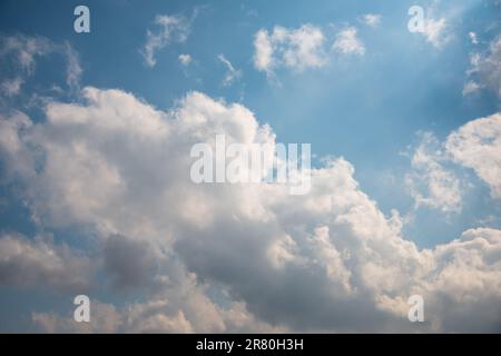 Cluster di nuvole sparse in un cielo blu, sfondo cielo blu con nuvole bianche. Foto Stock