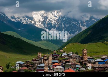 Paesaggio con villaggio Ushguli in Alto Svaneti, Georgia. Torri difensive e case in pietra Foto Stock
