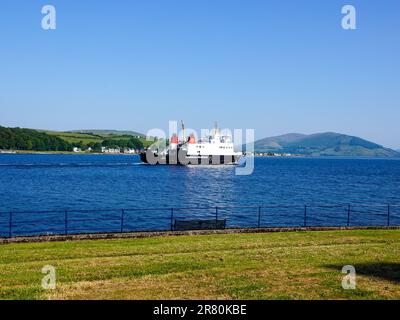 Il traghetto CalMac parte dalla città di Rothesay sull'isola di Bute per il porto di Wemyss Bay sulla terraferma, giorno luminoso e soleggiato, Scozia, Regno Unito. Foto Stock