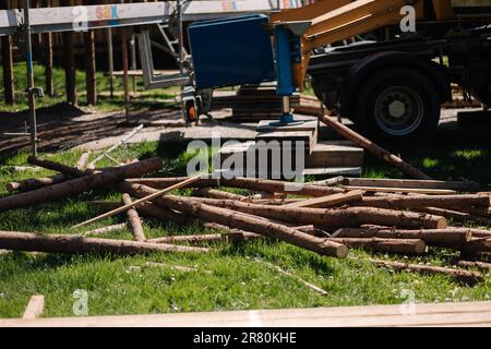 Processo di costruzione di casa rustica nel parco. Lotto di linee di log Foto Stock