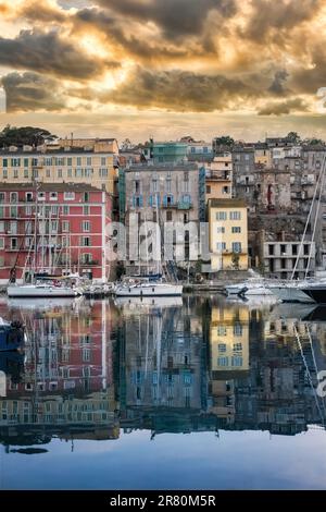 Corsica, Bastia, case tipiche nel porto d'estate, tramonto Foto Stock