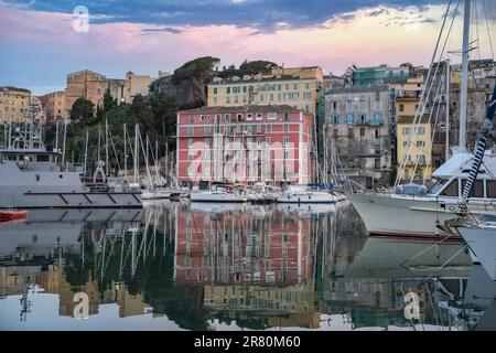 Corsica, Bastia, case tipiche nel porto d'estate, tramonto Foto Stock