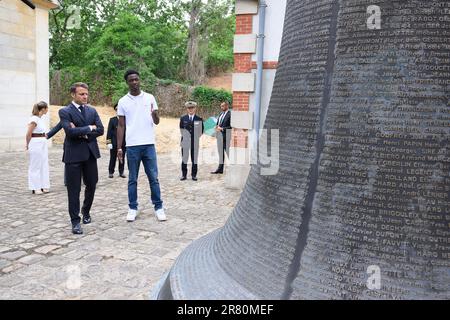 Il presidente francese Emmanuel Macron guarda con un giovane al monumento dei giustiziati durante una cerimonia che commemora il 83rd° anniversario dell'appello del defunto generale Charles De Gaulle del giugno 1940 per la resistenza francese contro la Germania nazista, Al Monumento Nazionale del Mont Valerien a Suresnes, alla periferia di Parigi, il 18 giugno 2023. Foto di Jacques Witt/Pool/ABACAPRESS.COM Foto Stock