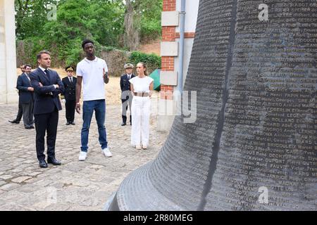 Il presidente francese Emmanuel Macron guarda con un giovane al monumento dei giustiziati durante una cerimonia che commemora il 83rd° anniversario dell'appello del defunto generale Charles De Gaulle del giugno 1940 per la resistenza francese contro la Germania nazista, Al Monumento Nazionale del Mont Valerien a Suresnes, alla periferia di Parigi, il 18 giugno 2023. Foto di Jacques Witt/Pool/ABACAPRESS.COM Foto Stock