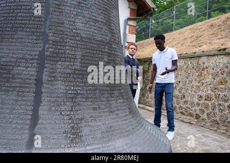 Il presidente francese Emmanuel Macron guarda con un giovane al monumento dei giustiziati durante una cerimonia che commemora il 83rd° anniversario dell'appello del defunto generale Charles De Gaulle del giugno 1940 per la resistenza francese contro la Germania nazista, Al Monumento Nazionale del Mont Valerien a Suresnes, alla periferia di Parigi, il 18 giugno 2023. Foto di Jacques Witt/Pool/ABACAPRESS.COM Foto Stock