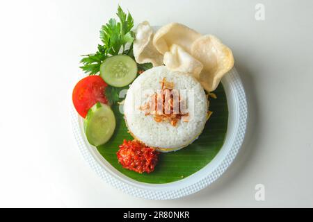 Cucina indonesiana su sfondo bianco. Hamburger di riso con pollo piccante, omelette all'uovo, acciughe di pesce, filo interdentale di manzo, croccante di gamberi, pomodoro, cetriolo, sedano Foto Stock