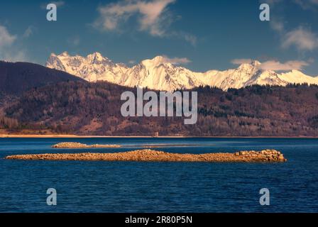 Bella vista del tardo autunno sulle montagne del caucaso in Georgia, il lago Shaori a Racha Foto Stock