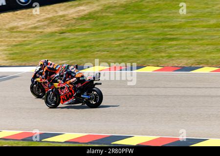 Sachsenring, Hohenstein-Ernsthal, Sassonia, Germania. 18th giugno, 2023. 2023 MotoGP tedesco, Race Day; Brad Binder, Jack Miller durante la gara Credit: Action Plus Sports/Alamy Live News Foto Stock