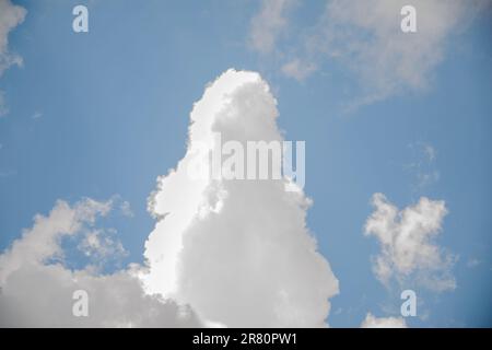 Cluster di nuvole sparse in un cielo blu, sfondo cielo blu con nuvole bianche. Foto Stock