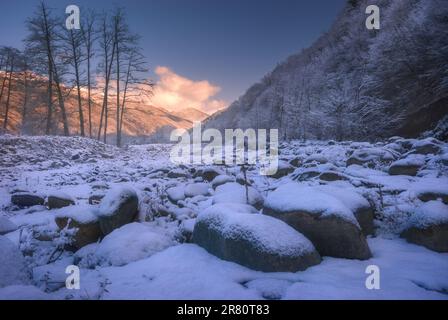 Panorama invernale delle montagne innevate nella regione del Caucaso, Racha. Serata invernale Foto Stock