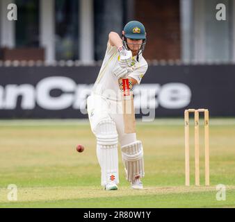 Jessica Jonassen battendo per l'Australia A contro l'Inghilterra in un warm up match di 3 giorni prima del test Ashes. Foto Stock