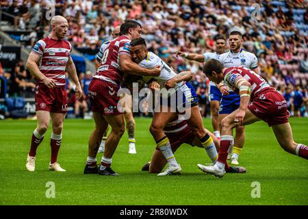 Peter Mata'utia dei lupi è affrontato da Wigan durante la finale di Quarter Cup di Betfred Challenge tra i guerrieri di Wigan e i lupi di Warrington al DW Stadium, Wigan, domenica 18th giugno 2023. (Foto: Ian Charles | NOTIZIE MI) Credit: NOTIZIE MI & Sport /Alamy Live News Foto Stock