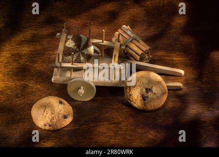 Composizione con assortimento di biscotti e cannella su un primo piano in legno, fuoco selettivo Foto Stock