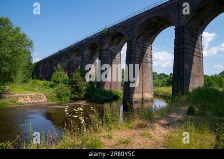 Viadotto ferroviario sul fiume Tame a Reddish vale Country Park, Stockport, Greater Manchester, Inghilterra. Foto Stock