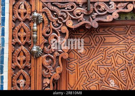 Porta decorata in un palazzo arabo a Marrakech, Marocco Foto Stock