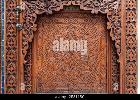 Porta decorata in un palazzo arabo a Marrakech, Marocco Foto Stock