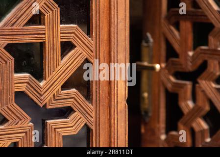 Porta decorata in un palazzo arabo a Marrakech, Marocco Foto Stock