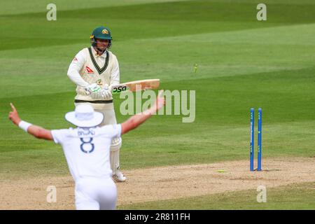 Birmingham, Inghilterra. 18th giugno, 2023. L'australiano Usman Khawaja è infornato dall'inglese Ollie Robinson mentre Stuart Broad festeggia durante il primo test delle Ashes a Edgbaston. Il credito di foto dovrebbe essere: Ben Whitley/Alamy Live News. Foto Stock