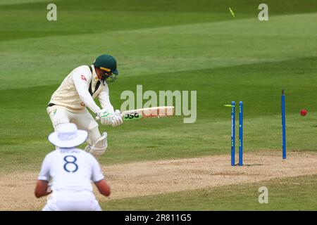 Birmingham, Inghilterra. 18th giugno, 2023. L'australiano Usman Khawaja è inchinato dall'inglese Ollie Robinson durante il primo test delle Ashes a Edgbaston. Il credito di foto dovrebbe essere: Ben Whitley/Alamy Live News. Foto Stock