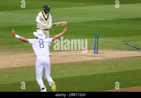 Birmingham, Inghilterra. 18th giugno, 2023. L'australiano Usman Khawaja è infornato dall'inglese Ollie Robinson mentre Stuart Broad festeggia durante il primo test delle Ashes a Edgbaston. Il credito di foto dovrebbe essere: Ben Whitley/Alamy Live News. Foto Stock