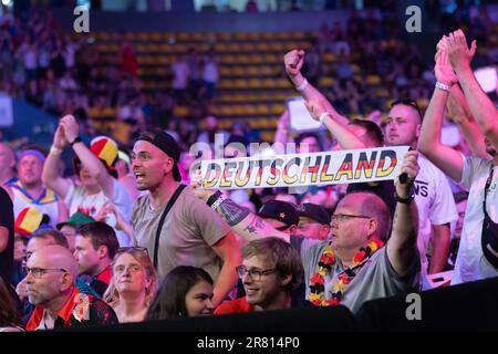 Assia, Germania. 18 giugno 2023, Hesse, Francoforte sul meno: Freccette, Campionato Mondiale di Team, quarti di finale: Forte tifo per la squadra tedesca. Foto: Jürgen Kessler/dpa Credit: dpa picture Alliance/Alamy Live News Foto Stock