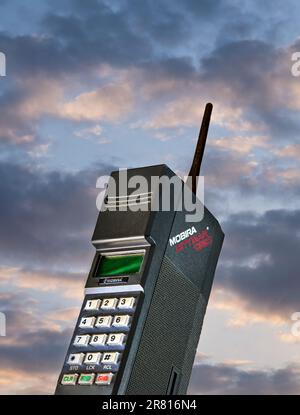 Telefono cellulare MOBIRA CITYMAN 1320 1987 prima generazione telefono cellulare portatile di prima generazione, contro alba alba alba alba alba nuova tecnologia telefono era Foto Stock