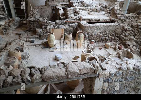 Anfore presso il sito archeologico di Akrotiri sull'isola greca delle Cicladi di Santorini-Grecia Foto Stock