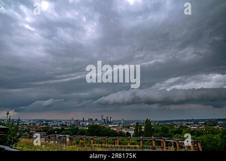 Nuvole di tempesta rotolano sulla città di Liverpool, Merseyside. Più di mezzo mese di pioggia potrebbe cadere in alcune parti del Regno Unito nelle prossime 24 ore, insieme a tuoni, fulmini e possibili inondazioni, hanno detto gli esperti del MET Office. Data immagine: Domenica 18 giugno 2023. Foto Stock