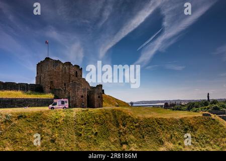 Castello di Tynemouth e Priory sulla costa del nord-est dell' Inghilterra che una volta era una delle più grandi aree fortificate in Inghilterra. Foto Stock