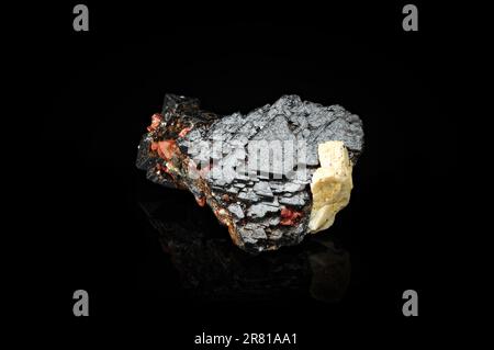 magnetite con quarzo ematoide isolato su sfondo nero. trama di dettaglio macro. primo piano pietra preziosa semi-preziosa lucida. Foto Stock
