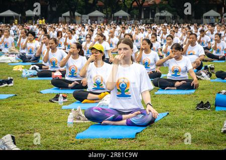 Bangkok, Thailandia. 18th giugno, 2023. I partecipanti sono visti imparare tecniche di respirazione durante la 9th Giornata Internazionale dello Yoga organizzata dall'Ambasciata dell'India, all'Università di Chulalongkorn. L'ambasciata ha invitato tutti all'evento con l'obiettivo di aumentare la consapevolezza in tutto il mondo circa i molti benefici di praticare lo yoga per collegare il corpo, la mente e l'anima in un modo che esiste per secoli che ha avuto origine nell'antica India. (Credit Image: © Nathalie Jamois/SOPA Images via ZUMA Press Wire) SOLO PER USO EDITORIALE! Non per USO commerciale! Foto Stock