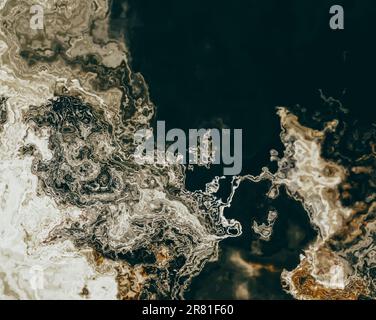Liquid art texture - uno sfondo astratto di miscelazione di colori bianco, marrone, verde scuro, come la terra e l'acqua dallo spazio. Foto Stock