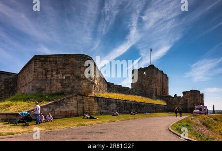 Castello di Tynemouth e Priory sulla costa del nord-est dell' Inghilterra che una volta era una delle più grandi aree fortificate in Inghilterra. Foto Stock