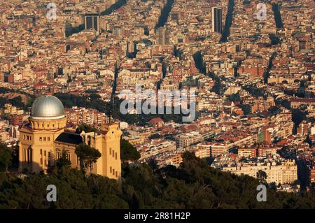 Una vista panoramica di Barcellona da Tibidabo con l'Osservatorio Fabra Foto Stock