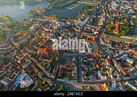 Schwerin - Stato tedesco del Meclemburgo-Vorpommern, vista aerea sulla città - città vecchia, castello e cattedrale Foto Stock