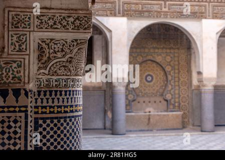 FES, MAROCCO - 02 APRILE 2023 - dettaglio architettonico di un palazzo orientale, Marocco Foto Stock