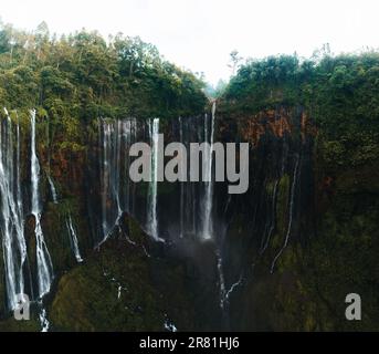 Vista dall'alto, splendida vista aerea delle cascate di Tumpak Sewu, note anche come Coban Sewu, con il vulcano Semeru in lontananza, la reggenza di Malang Foto Stock