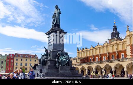 Vista del centro storico con il monumento di Adam Mickiewicz, St Basilica di Maria a Cracovia, Polonia. 13 maggio 2023 Foto Stock