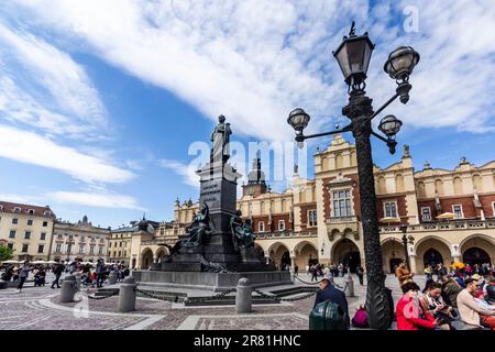 Vista del centro storico con il monumento di Adam Mickiewicz, St Basilica di Maria a Cracovia, Polonia. 13 maggio 2023 Foto Stock