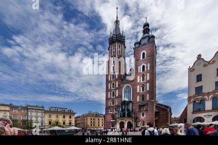 Cracovia, Polonia, 13 maggio 2023. St Basilica di Maria nella piazza principale di Cracovia. Castello di Wawel. Centro storico con architettura antica. Foto Stock