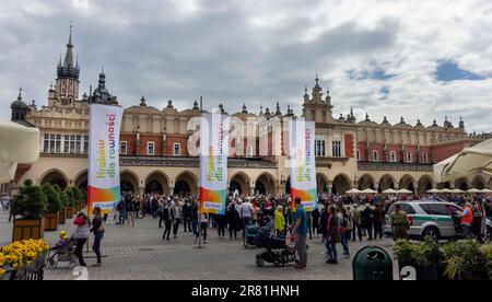 Cracovia - il centro storico della Polonia, manifesti con il testo Cracovia per l'uguaglianza. Vacanze 13 maggio 2023 Foto Stock