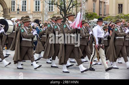 CRACOVIA, POLONIA - 13 MAGGIO 2023: Soldati sulla piazza principale durante la Giornata dell'uguaglianza. Foto Stock