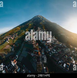 Vista aerea Nepal van Java. Nella campagna della montagna in condizioni climatiche limpide. Nepal van Java è Un giro rurale sulle pendici del Monte Foto Stock