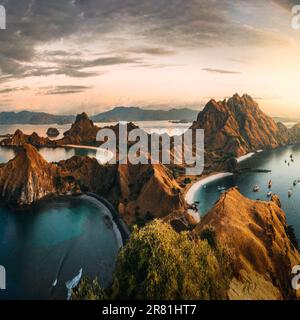 Vista panoramica sulla cima dell'isola di Padar all'alba in tarda mattinata dall'isola di Komodo, dal Parco Nazionale di Komodo, da Labuan Bajo, da Flores, Indonesia Foto Stock