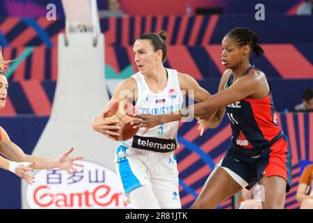 Valeriane Vukosavljevic (11 Francia) e Teja Oblak (3 Slovenia) durante la partita di gruppo al Womens eurobasket 2023 tra Slovenia e Francia all'Arena Stozice, Slovenia. (Sven Beyrich/SPP) Credit: SPP Sport Press Photo. /Alamy Live News Foto Stock