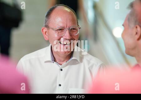 Mannheim, Germania. 18th giugno, 2023. Christian Specht (CDU), candidato all'ufficio di Lord Mayor della città di Mannheim, ride di fronte alla Camera del Consiglio dell'edificio municipale N 1. Nessun vincitore, ma un risultato chiaro: Il popolo di Mannheim dovrà andare di nuovo al voto in tre settimane per scegliere un nuovo sindaco. Nelle elezioni di domenica, nessuno degli otto candidati ha superato la soglia del 50 per cento dei voti espressi. Credit: Uwe Anspach/dpa/Alamy Live News Foto Stock