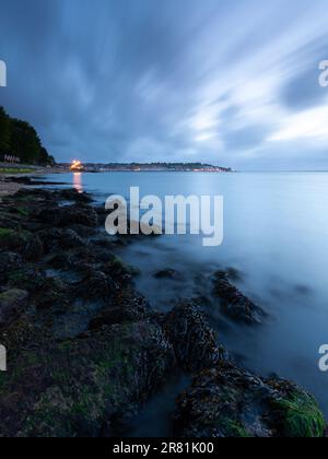 Paesaggi marini dell'Isola di Wight: Abbracciare l'Ebb e Flow of Nature's Sunrise and Sunset Spectacles Foto Stock